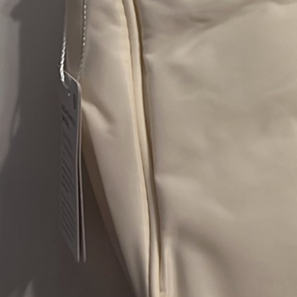 City Essentials Small Shoulder Bag 3L - Picture 3 of 3